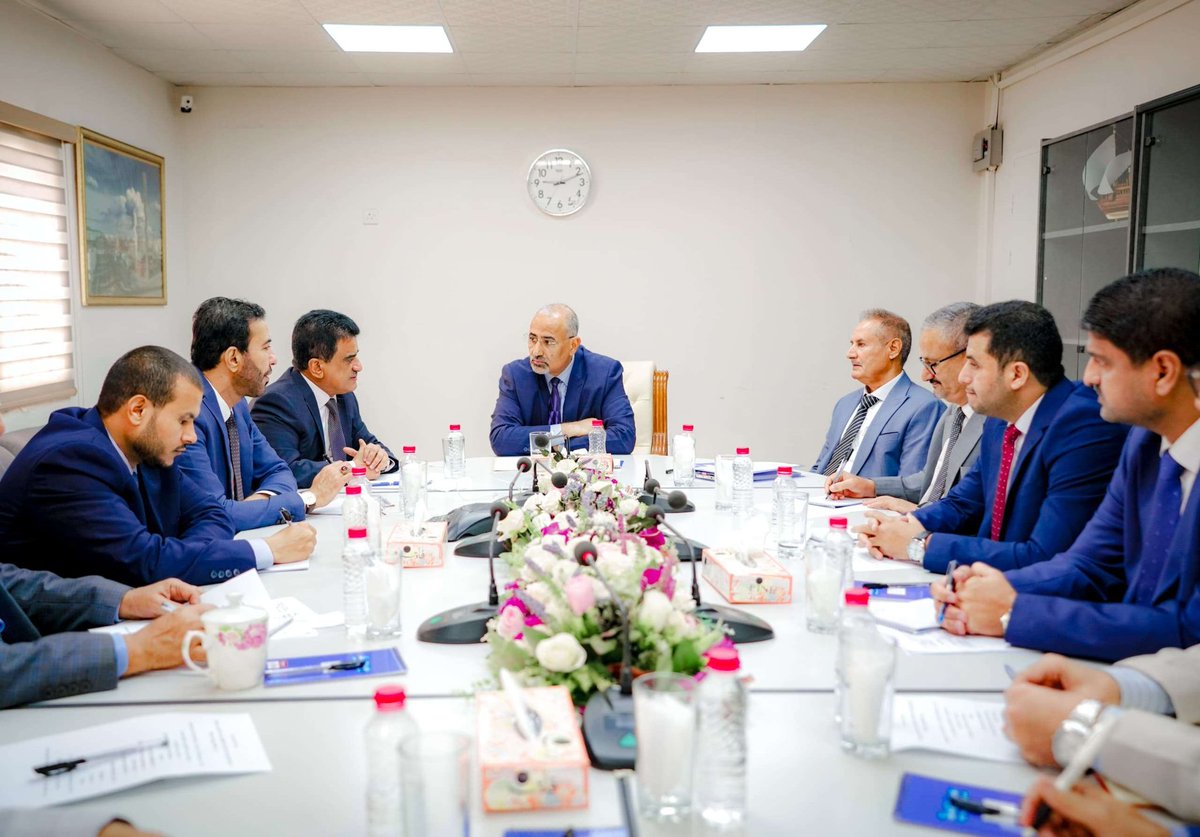 الرئيس الزُبيدي يترأس اجتماعاً موسعاً في مقر شركة مصافي عدن، وذلك لمناقشة الخطوات المنجزة لإعادة تشغيل مصفاة عدن