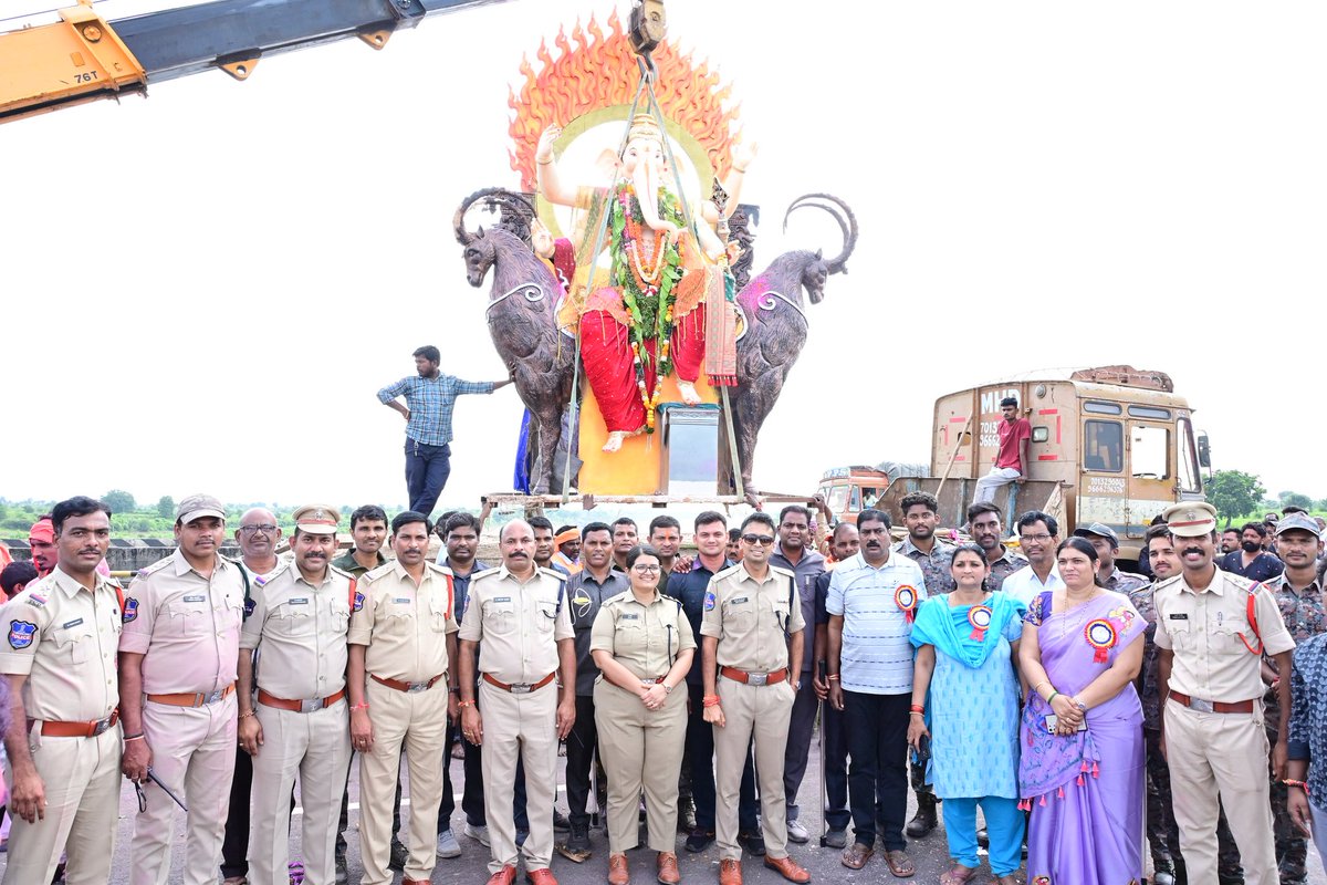 adilabad_sp's tweet photo. 👮‍♀️ 600 పోలీసులు + NCC &amp; NSS విద్యార్థుల సహకారంతో నిమజ్జనం విజయవంతం.

✨ ఎటువంటి అవాంఛనీయ సంఘటనలు లేకుండా శాంతి, భక్తి వాతావరణంలో ఉత్సవాలు పూర్తి!

#GaneshNavaratri #AdilabadPolice #SafeImmersion #CommunitySupport https://t.co/e0VHI6JQGK