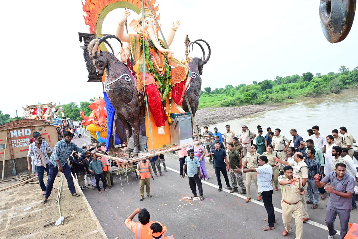 adilabad_sp's tweet photo. 👮‍♀️ 600 పోలీసులు + NCC &amp; NSS విద్యార్థుల సహకారంతో నిమజ్జనం విజయవంతం.

✨ ఎటువంటి అవాంఛనీయ సంఘటనలు లేకుండా శాంతి, భక్తి వాతావరణంలో ఉత్సవాలు పూర్తి!

#GaneshNavaratri #AdilabadPolice #SafeImmersion #CommunitySupport https://t.co/e0VHI6JQGK