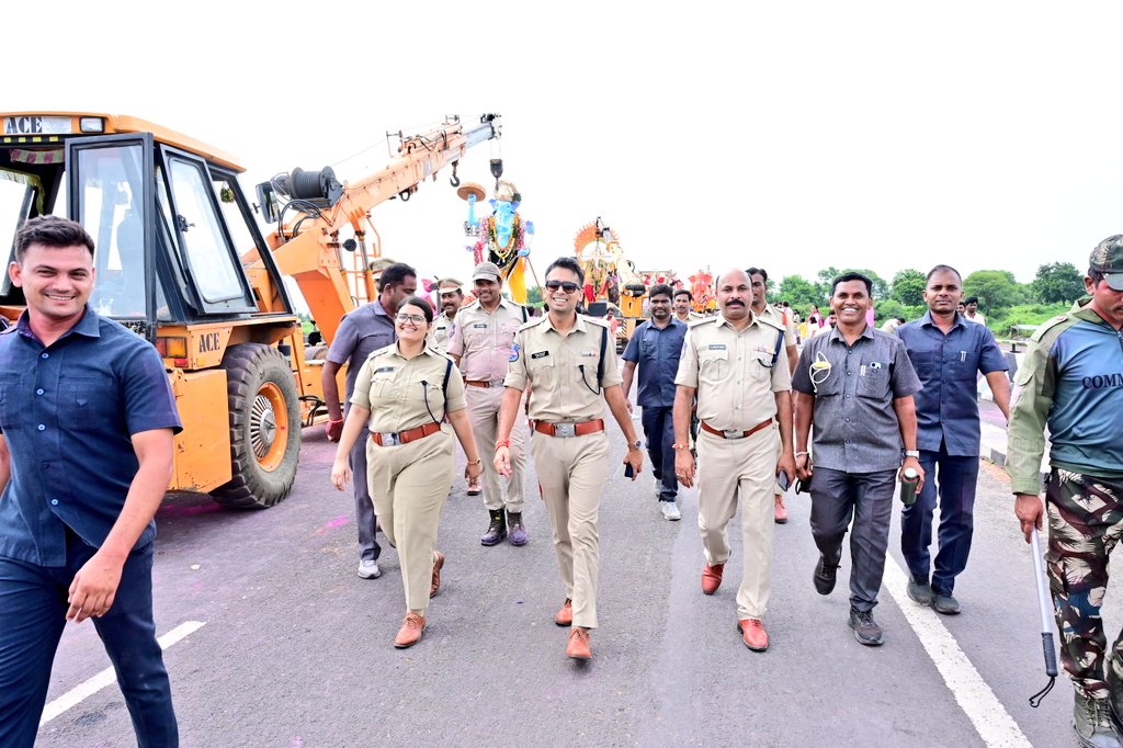 adilabad_sp's tweet photo. 👮‍♀️ 600 పోలీసులు + NCC &amp; NSS విద్యార్థుల సహకారంతో నిమజ్జనం విజయవంతం.

✨ ఎటువంటి అవాంఛనీయ సంఘటనలు లేకుండా శాంతి, భక్తి వాతావరణంలో ఉత్సవాలు పూర్తి!

#GaneshNavaratri #AdilabadPolice #SafeImmersion #CommunitySupport https://t.co/e0VHI6JQGK