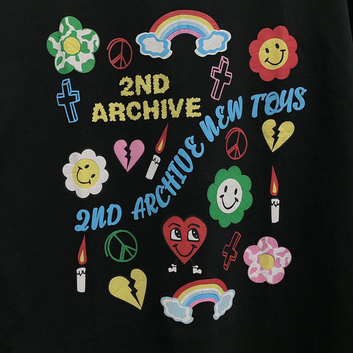 koffwhitesecond's tweet photo. 2ND ARCHIVE T-SHIRT ☆ สีดำทรงโอเวอร์ไซต์ไหล่ตก ลายสวยมากกก ตรงสายรุ้งมีแครกนิดนึง นอกนั้นสวยปึ้งงง 9.5/10
♡ อก50 ยาว28
♡ 340 บาท ส่งฟรี
#สเวตเตอร์มือสอง #ส่งต่อเสื้อผ้า #พรีออเดอร์เกาหลี #ไอดอลใส่ #ตลาดนัดENHYPEN #สเวตเตอร์เกาหลี #ตลาดนัดBUS #2ndarchive https://t.co/lFAhfOl8Xs