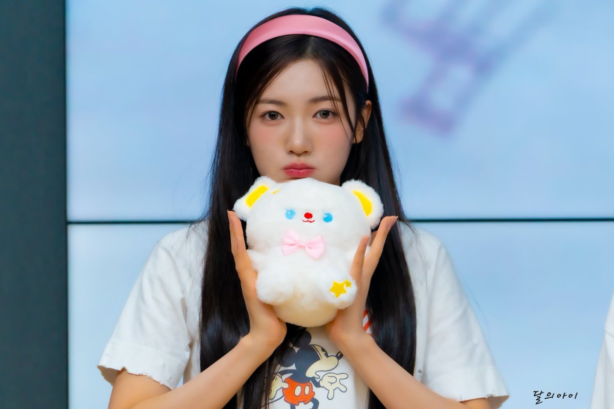 dal_e_ai's tweet photo. 250907 앳하트 팬싸인회 서현

보름달이 뜬 날 밤
빛나는 MOON서현

#AtHeart #앳하트 #SEOHYEON #서현 https://t.co/fHgZ8HnuL2