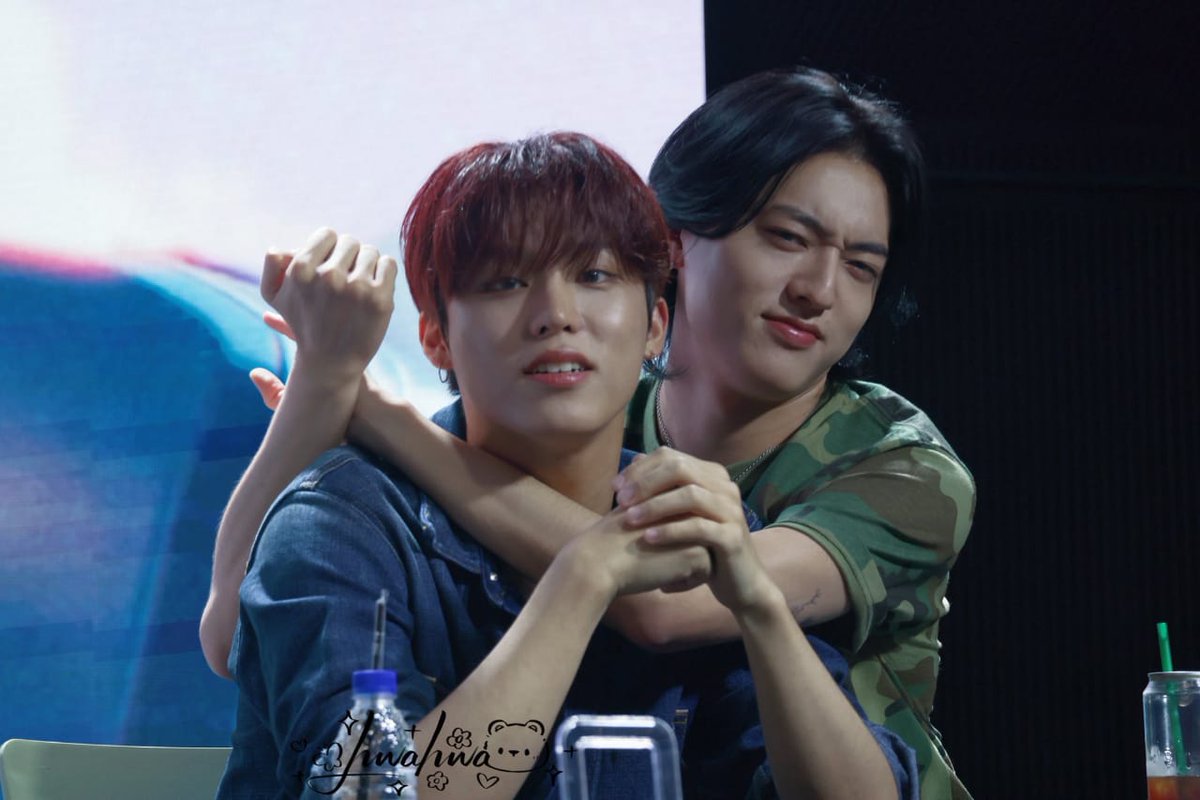 🦋don't even try to get close to jeongwoo! because he belongs to me