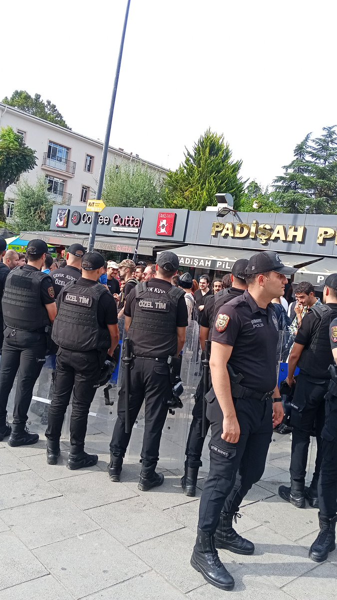 Oğulcan Başkan'la Beyazıt Karakolundayız. Şu anlık bir problem, gözaltı kararı vs yok. Müdafii olarak yanındayım.

100 küsür arkadaşımız en son tamamiyle ablukaya alınıp, hareket etmelerine müsade edilmiyordu.

Bilinmeyen dil propagandası için, Türk milletinin çektiği cefaya bak.