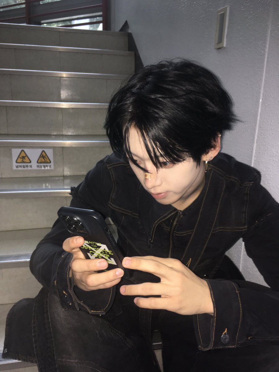 _AMPERSANDONE_'s tweet photo. Ouch🩸

#앰퍼샌드원 #AMPERSANDONE 
#나캠든 #KAMDEN https://t.co/84eM07t04U