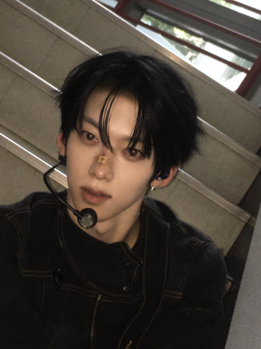_AMPERSANDONE_'s tweet photo. Ouch🩸

#앰퍼샌드원 #AMPERSANDONE 
#나캠든 #KAMDEN https://t.co/84eM07t04U