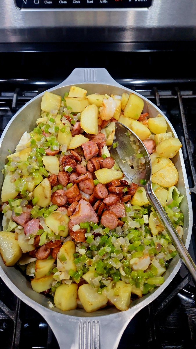 Smothered cabbage with smoked wings ots for Sunday dinner. Here's a pot I cooked last time. It's about to be humming in here.