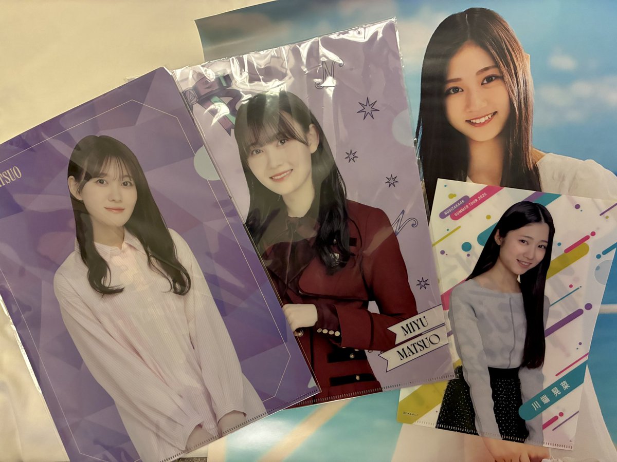 今日のリアミで頂いたものたち！
本当にありがとうございます🙇‍♂️

神様達に囲まれて多幸感半端ないです…
三莉音ちゃんにまいまいもあって…

ご当地のお土産もありがたいです！
すでに食べちゃった物もあるんですが…笑