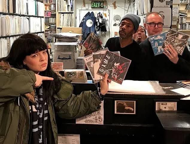 Wanita di depan ini adalah Ola Herbich asal UK. Dia adalah anggota dari band hardcore bernama Game, Arms Race dan label Quality Control. Dia tergabung dalam pergerakan Filton 24 dan semenjak tahun 2024 dia mendekam di penjara di Peterbrough. 

Apa yang dia lakukan bersama Filton