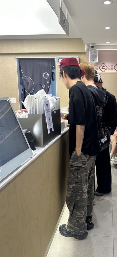 wishxue's tweet photo. u literally cannot separate suren and zihao https://t.co/JbWORYUVN1