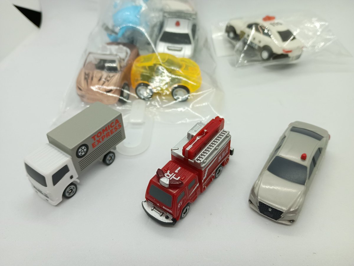 中古屋のテキトーなミニカー詰め合わせからカプセルトミカを探す遊び 