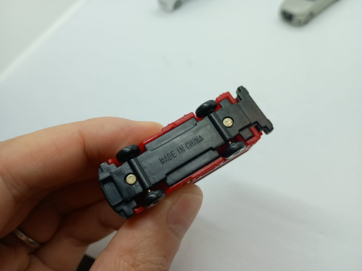 中古屋のテキトーなミニカー詰め合わせからカプセルトミカを探す遊び、かなり楽しいかも。
……とやり始めた矢先にパチモンを引く。
救助工作車のコピー品。
本家より塗装が細かくてなんかムカつくぜ！