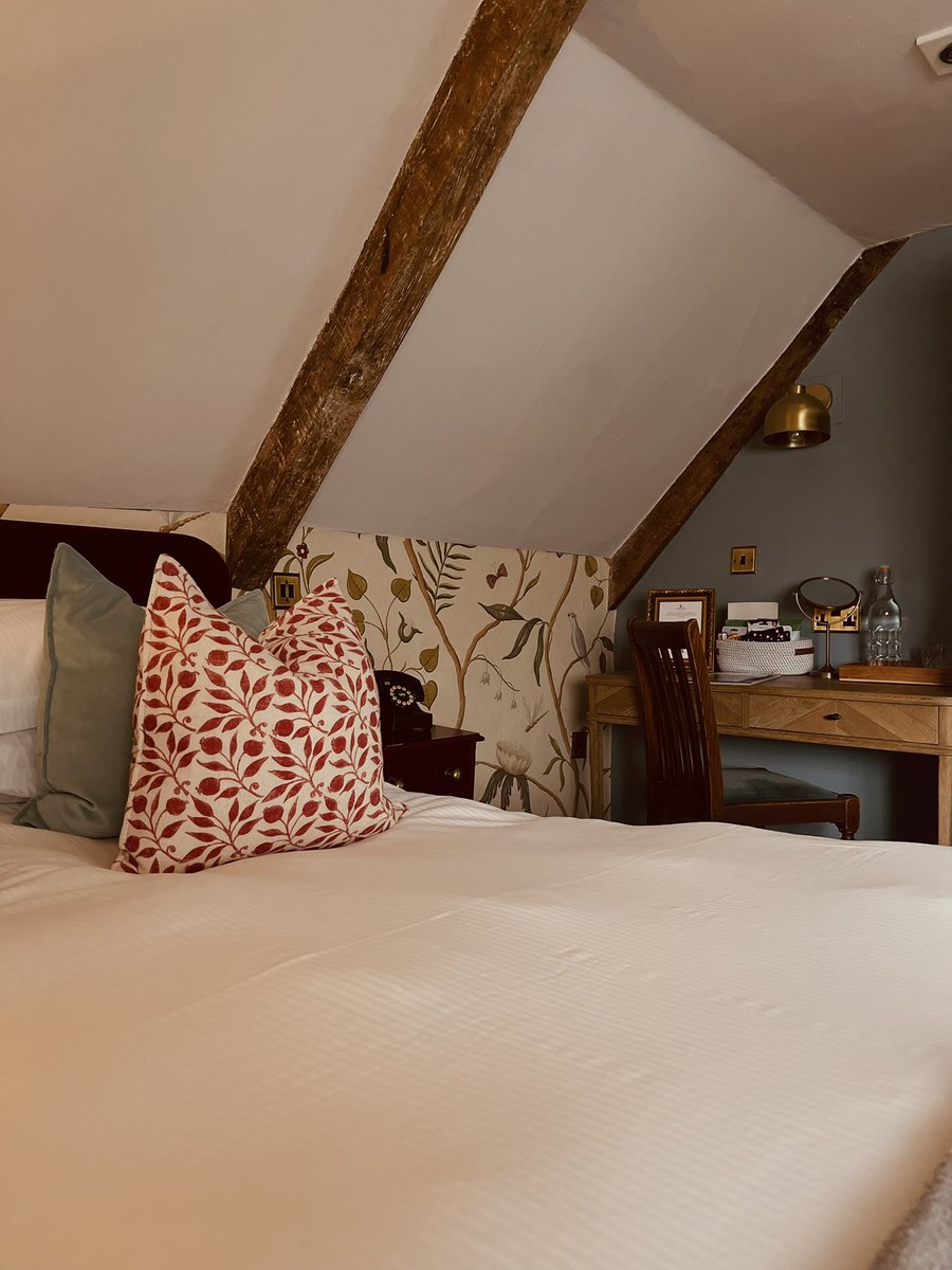 LambHindon's tweet image. Rainy days 🌧️ Cozy evenings 🛌 

Head over to our website and browse our rooms if you’re looking for a countryside stay this Autumn 🍂 Book with us online or call us direct 📲 

#youngspubs #pubwithrooms #countrysidestay #wiltshire #countryside #autumn
