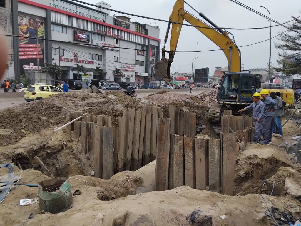 #RDC : Les travaux de fouille des conduites d'eau du côté de Tshibangu, un des quartiers de la commune de Bandalungwa, dans le centre de Kinshasa, en République démocratique du Congo ont été interrompus pendant quelques jours par l'éboulement de terre, a-t-on appris dimanche de