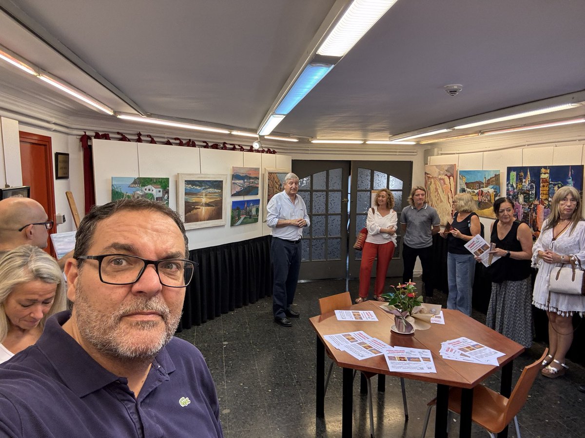 Mati de Festa Major al Poblenou. Carrers guarnits, jocs infantils, castells i la inaguració de la exposició de pintura al casino de l’Aliança.