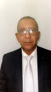 "رجل القانون: والكفاءة المتواضع

ليس كل من امتلك العلم تباهى به، وليس كل من تواضعَ قلّ شأنه.

الدكتور/  ألبو الرايس هو من تلك النماذج النادرة التي تجمع بين عمق العلم القانوني ورجاحة العقل ونقاء السريرة. أستاذ جامعي مقتدر، ومستشار قانوني لوزارة الثقافة، يقدّم استشارته بمهنية