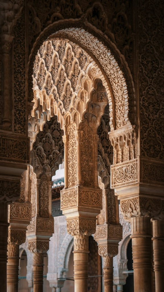 İslam sanatının Endülüs'teki harikalarından biri: El Hamra Sarayı. ✨

📍İspanya