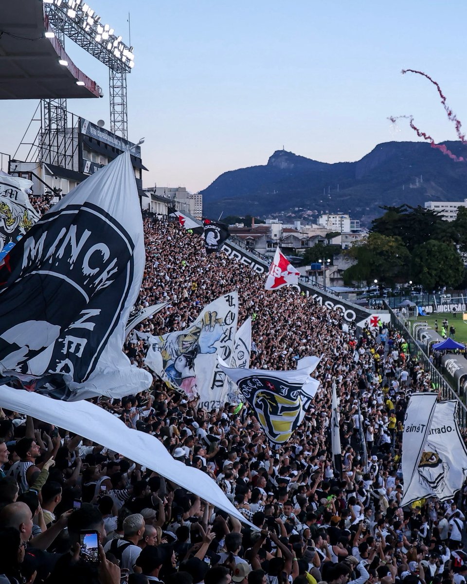 Domingo, Vasco e São Januário. A combinação perfeita da saudade! 🥹🏠💢

📸: Matheus Lima | #VascoDaGama