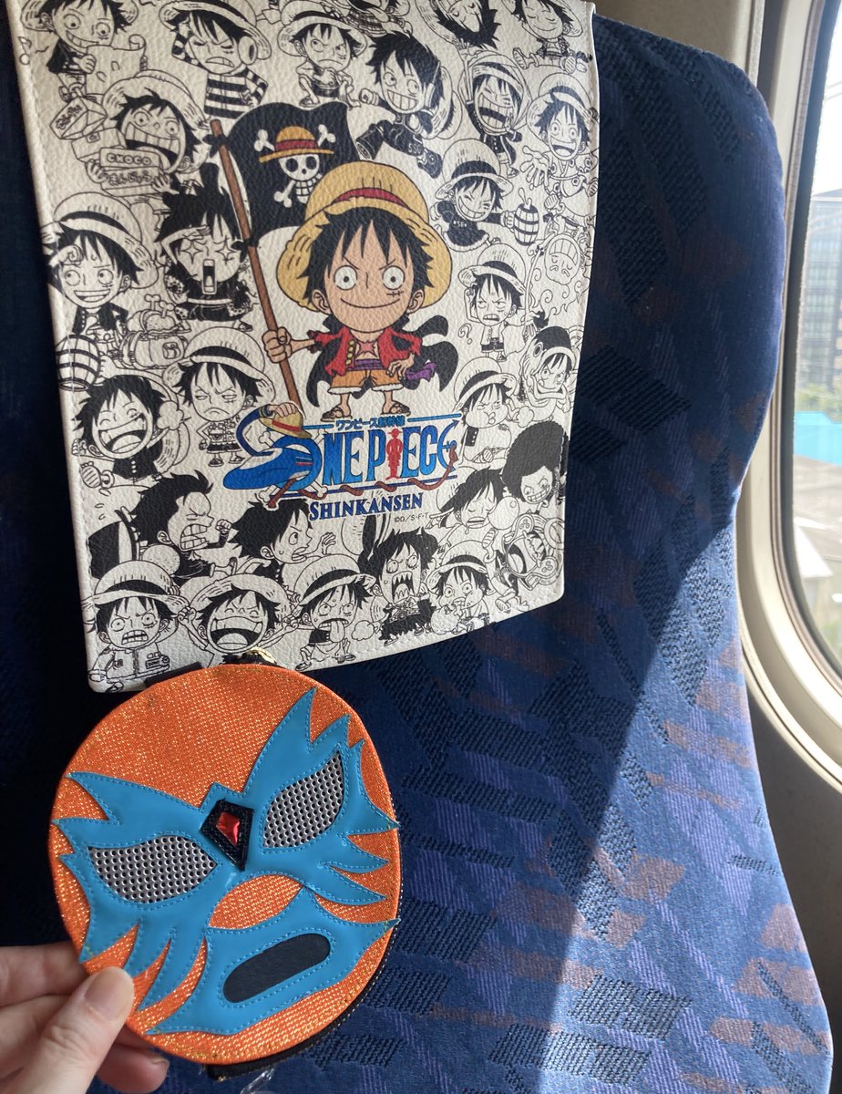 久しぶりの一泊遠征。いいねー、旅してる感じしていい。
いつも大急ぎで帰るけど、今日はライブ後も友達とゆっくり満喫。余韻も味わってる。遠征で活躍するのはデストロイ屋さんのパスケース。偶然乗ったワンピース号と記念写真。