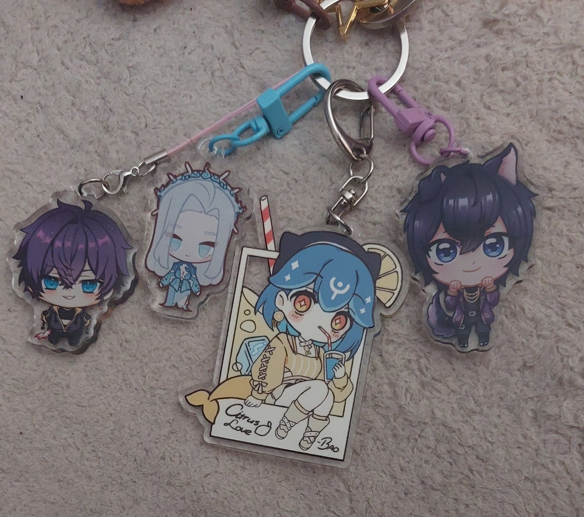 Breadloaf50's tweet photo. My haul at #VeXpo2025 i also got some pins too!! I strive to add to this keychain with more vtubers next time >:D https://t.co/moAlZQP3QW