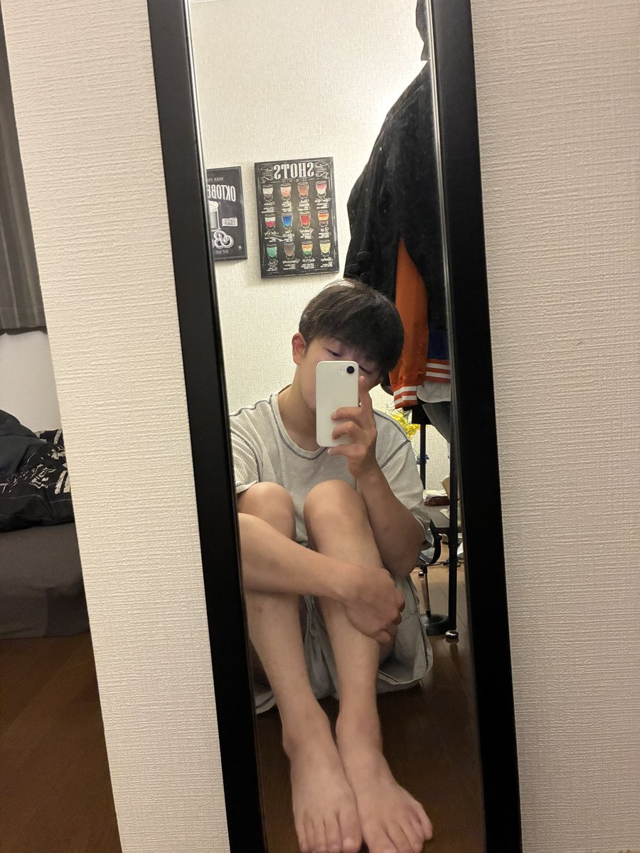 疲れすぎて目が開かない。