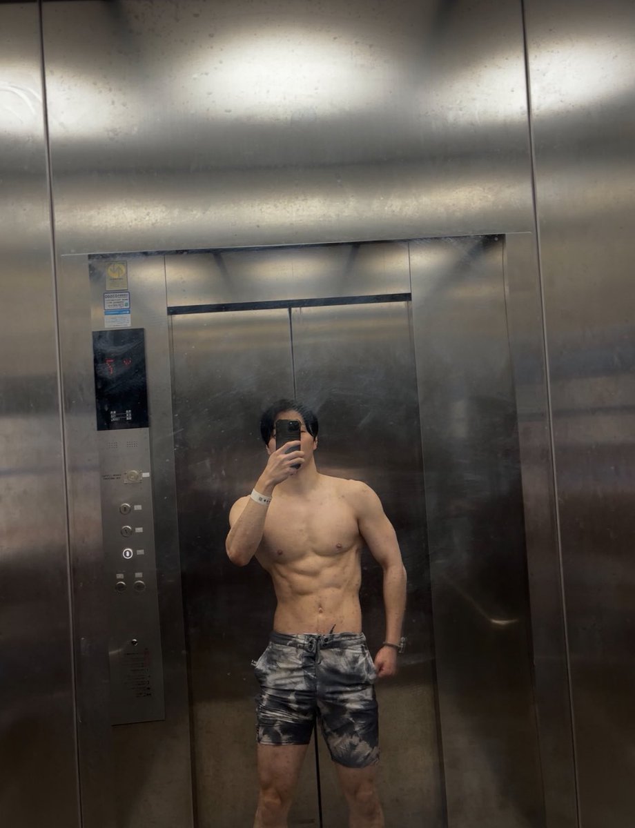 1000年ぶりにプールデートした

鏡汚すぎてめっちゃ肌汚く見えるねんけど！