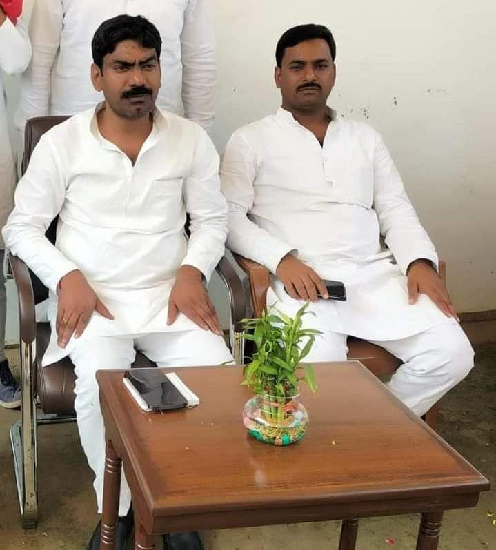 Sonu Yadav (@sonuyad13605354) on Twitter photo ये ग़म के और चार दिन, सितम के और चार दिन,
ये दिन भी जाएंगे गुज़र, गुज़र गए हज़ार दिन,
कभी तो होगी इस चमन पर भी बहार की नज़र!
अगर कहीं है स्वर्ग तो उतार ला ज़मीन पर!....
#नायक
<a href="/gulshankunda/">Gulshan Yadav</a> <a href="/YadavChavinath/">Chavinath Yadav</a> <a href="/yadavakhilesh/">Akhilesh Yadav</a> <a href="/AnilYadavmedia1/">ANIL</a> <a href="/JaikyYadav16/">Jaiky Yadav</a> ये ग़म के और चार दिन, सितम के और चार दिन,
ये दिन भी जाएंगे गुज़र, गुज़र गए हज़ार दिन,
कभी तो होगी इस चमन पर भी बहार की नज़र!
अगर कहीं है स्वर्ग तो उतार ला ज़मीन पर!....
#नायक
<a href="/gulshankunda/">Gulshan Yadav</a> <a href="/YadavChavinath/">Chavinath Yadav</a> <a href="/yadavakhilesh/">Akhilesh Yadav</a> <a href="/AnilYadavmedia1/">ANIL</a> <a href="/JaikyYadav16/">Jaiky Yadav</a>