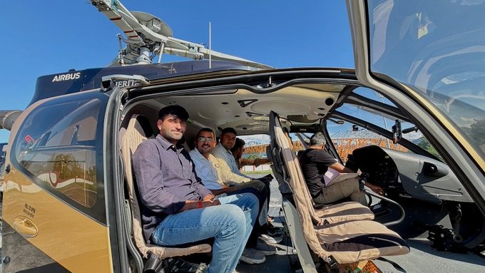 KailashBola's tweet photo. Balotra: जिले के 4 छात्र हेलिकॉप्टर लेकर बीएड एग्जाम देने पहुंचे उत्तराखंड

हल्दवानी से मुनसियारी का सड़क मार्ग हो गया था बाधित, भूस्खलन के चलते सड़क मार्ग था बन्द, चारों छात्रों ने निजी हेली सर्विस कम्पनी से बुक करवाया हेलिकॉप्टर, हेलीकॉप्टर से परीक्षा देने पहुंचे छात्र हो रहे https://t.co/FsZ0FQglbr
