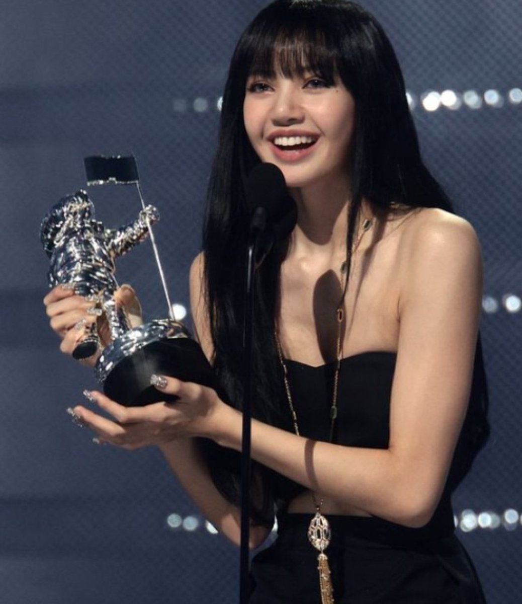 AboutMusicYT's tweet photo. BLACKPINK's Lisa became the first ever kpop soloist to win a VMA award. https://t.co/1xHDcXW3Qg