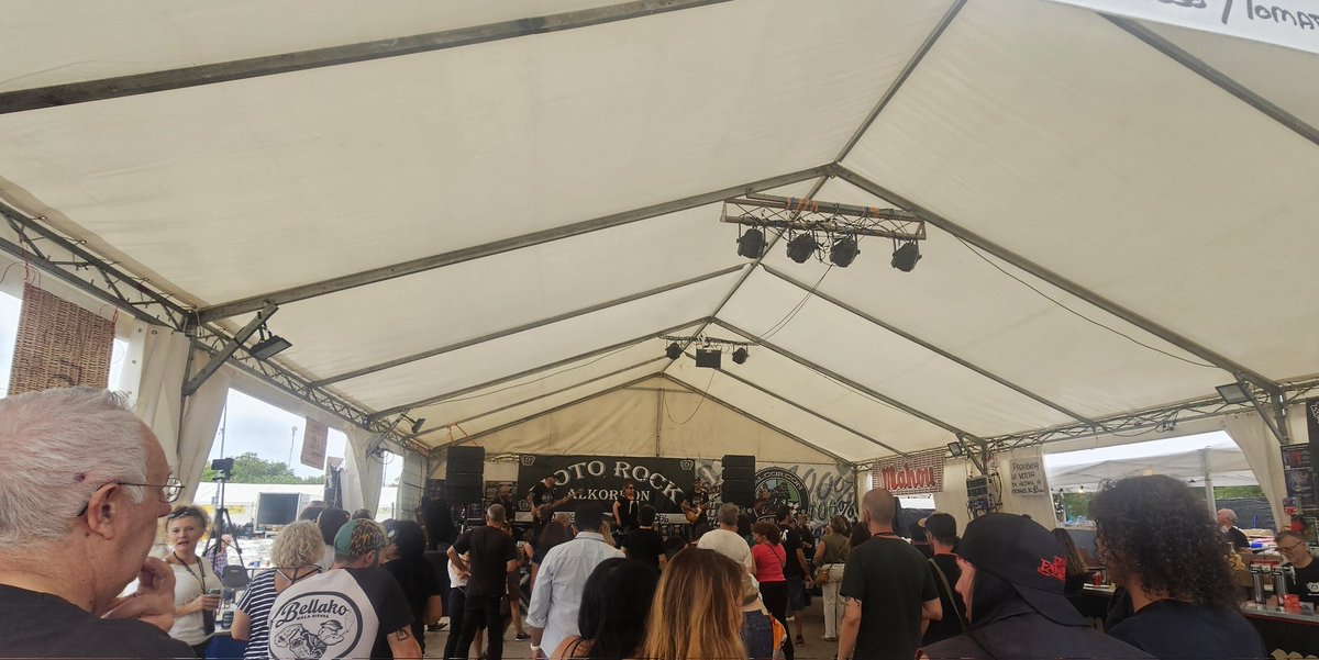 🎸Comiendo y repartiendo paella en la caseta del Club Moto Alcorcón.
🎉Os animo a venir a comer paella y a disfrutar de la buena música!!!
#Alcorcón