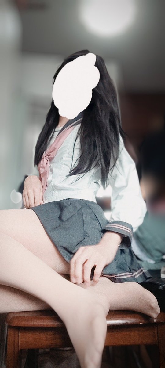 deaanchora34's tweet photo. 一个富翁即将去世，临死前他把自己的三个儿子叫到自己房间��说：我给你们一人一金币，谁能把这个房间填满，我就把遗产留给谁。大儿子买了一大��纸只堆了半个房间。二儿子买了一包面粉撒出去之后只填满了房间的下半部分。小儿子拿来一张我的照片四个人弄的满屋都是 ＃男娘 ＃伪娘 ＃jk #肉丝 https://t.co/jzxJpRXKgW