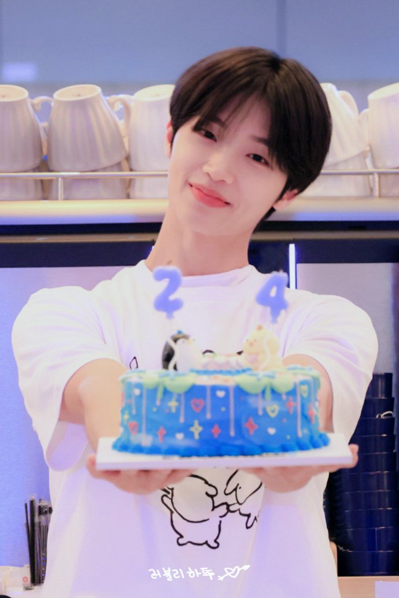 Lovely_SDP's tweet photo. 20250907 해피뾰데이 pre

동표야 생일 파티 초대해줘서 고마워🥹

#손동표 #동표 #DONGPYO #ドンピョ #동표야_하뚜해🫶🏻 https://t.co/nAGxKGn9vd