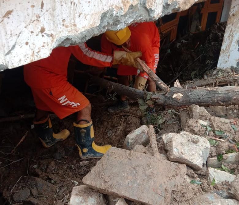 NDRFHQ's tweet image. #Landslide #CSSR | Kullu (HP) | Update 07 Sep

🔸NDRF teams engaged in #CSSR Ops amid adverse weather &amp;amp; unstable structures
🔸Despite extensive efforts, 01 missing victim yet to be traced;
🔸till now 03 rescued &amp;amp; 07 mortal remains retrieved
🔸Ops continue