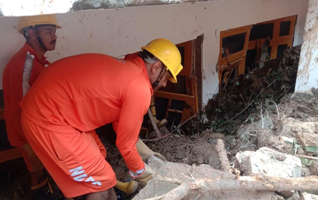 NDRFHQ's tweet image. #Landslide #CSSR | Kullu (HP) | Update 07 Sep

🔸NDRF teams engaged in #CSSR Ops amid adverse weather &amp;amp; unstable structures
🔸Despite extensive efforts, 01 missing victim yet to be traced;
🔸till now 03 rescued &amp;amp; 07 mortal remains retrieved
🔸Ops continue