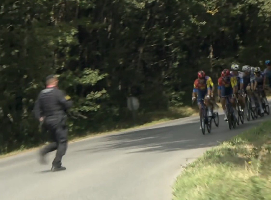 La Guardia Civil tirando a los corredores del pelotón para evitar que se vea una bandera Palestina.
Son la mayor escoria del Pais.
#LaVuelta25 #LaVueltaEspaña #vueltartve7S