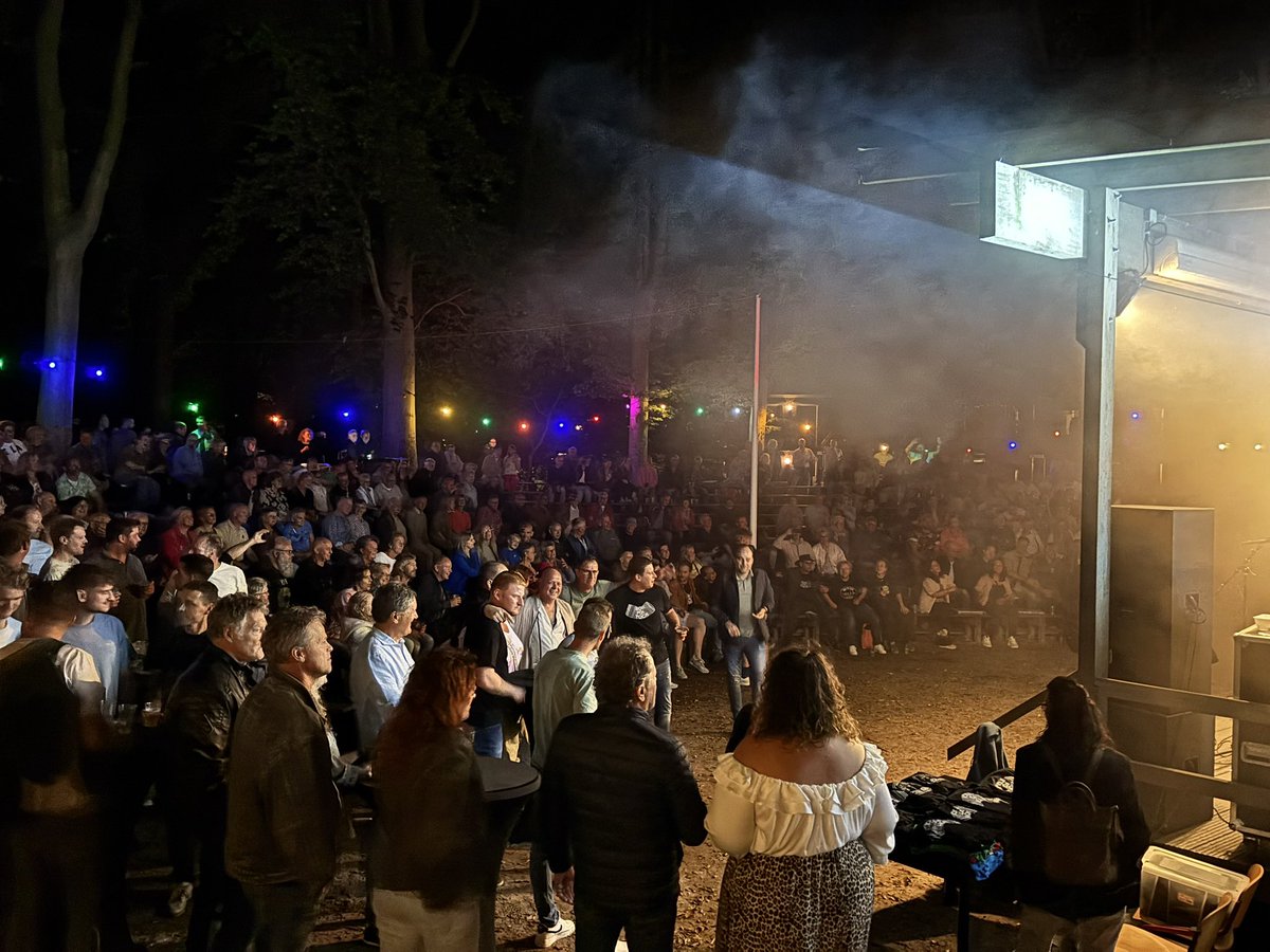 🎶 Boh Foi Toch sloot seizoen 2025 van Amfitheater Het Lommerrijk spetterend af! 💥

Volle bak 🙌, jong &amp; oud 👨‍👩‍👧‍👦, meezingende fans 🎤 en 1,5 uur folk, rock, polka &amp; tex-mex 🎵.
Een topfeest &amp; perfecte afsluiting van ons jubileumjaar! 🥳
 #BohFoiToch #Luttenberg