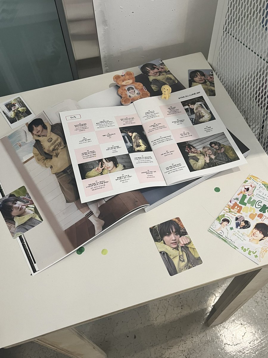 nxy20475's tweet photo. 🧡의주 생카 후기🩵
일단 인테리어 진짜 넘예였음,, 근데 저의 똥손으로 인하여 그 아름다움을 담지 못하였습니다,, 그리고 음료!는 원래 귤에이드를 먹고 싶었는데 제가 너 무 늦게가서 품절이였긔,, 그래도 메론 크림 소다 남아 있 어서 브라우니 세트 시킴!
진짜 너무 맛있었어요!! 브라우니는 아직 https://t.co/evI6CfaM3w