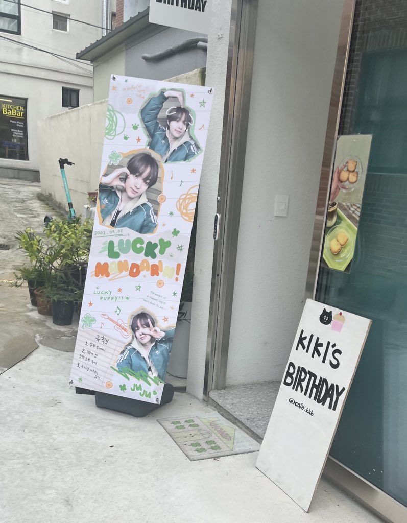 nxy20475's tweet photo. 🧡의주 생카 후기🩵
일단 인테리어 진짜 넘예였음,, 근데 저의 똥손으로 인하여 그 아름다움을 담지 못하였습니다,, 그리고 음료!는 원래 귤에이드를 먹고 싶었는데 제가 너 무 늦게가서 품절이였긔,, 그래도 메론 크림 소다 남아 있 어서 브라우니 세트 시킴!
진짜 너무 맛있었어요!! 브라우니는 아직 https://t.co/evI6CfaM3w