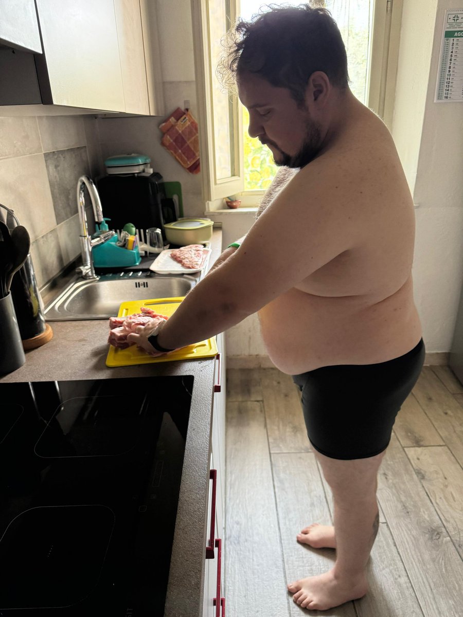 briello90's tweet photo. La domenica la passo a coccolare il mio compagno in cucina..... https://t.co/izqhTqifjs