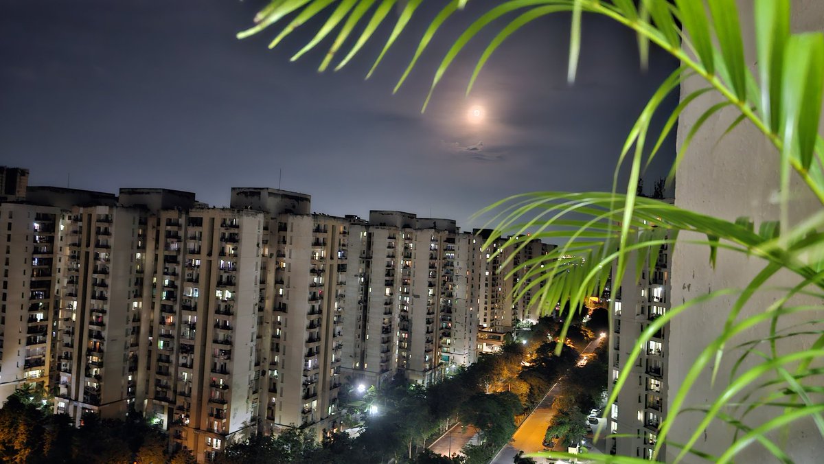 Madhurendra13's tweet photo. आज चांद 🌝 चर्चा में हैं...
#चंद्रग्रहण
#Mobileclick https://t.co/zZTtCgk03X