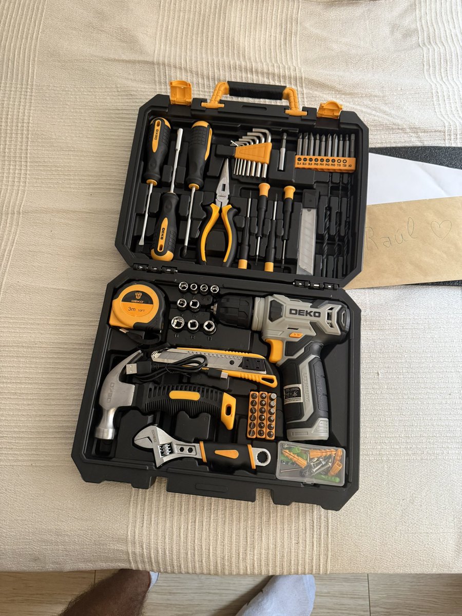 rauldolss's tweet photo. Me han regalado por mi cumpleaños una arrocera y una caja de herramientas.... y me han encantado 💕 la edad supongo https://t.co/OnJVSZlR3y