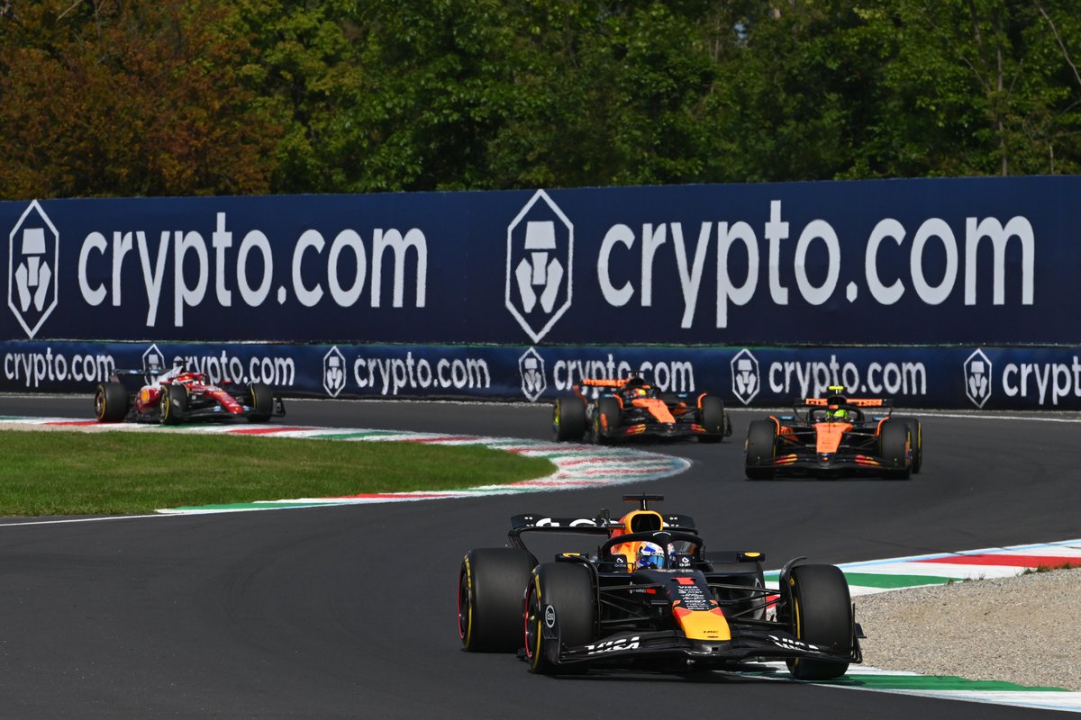 Max back to the lead.. Gap to P2, 18 sec. 👀

#F1 #MaxVerstappen #ItalianGP