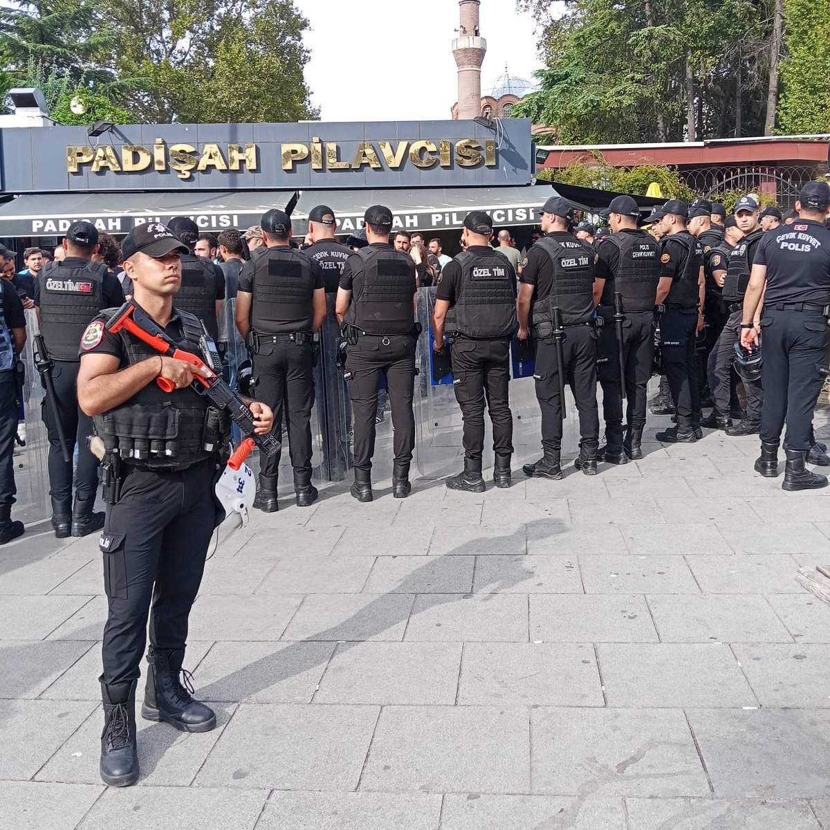 İstanbul’da II. Çözüm Süreci ve ‘Anadilde Eğitim’ taleplerine karşı protesto düzenlemek isteyen Türkçü dernekler, polis engeliyle karşılaştı.