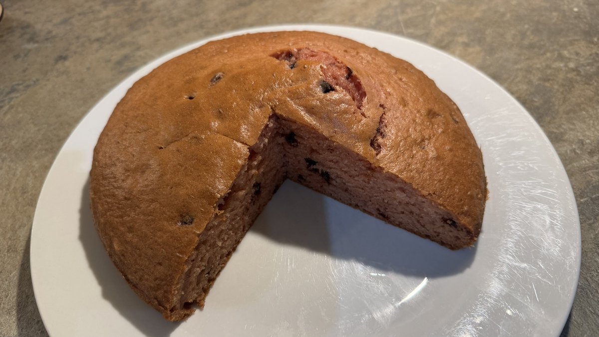 Running late as always but finally got Monza snacks on the go 😋 

We went with the Italian Lemon cake with added extras 😬😂thanks Lyla 🤣 some beautiful Italian hazelnut wafers and lots of extras 🥴

#MikesSnacks #Monza 
Looking good for Max in the race 🦁 

Have a great Sunday