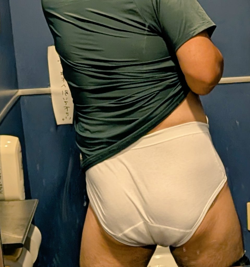 写真は後にトイレで撮影した写真!!
脱衣場では、多分こんな感じ。
軽失禁ブリーフだとは、バレてはないと思うが、白ブリという時点でかなり恥ずかしい😅
