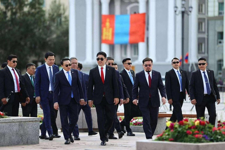 1 дэх зураг: Төр өмчгүй байх үеийн дээдсүүд.
2 дахь зураг: Төр өмчтэй болсон үеийн дээдсүүд.