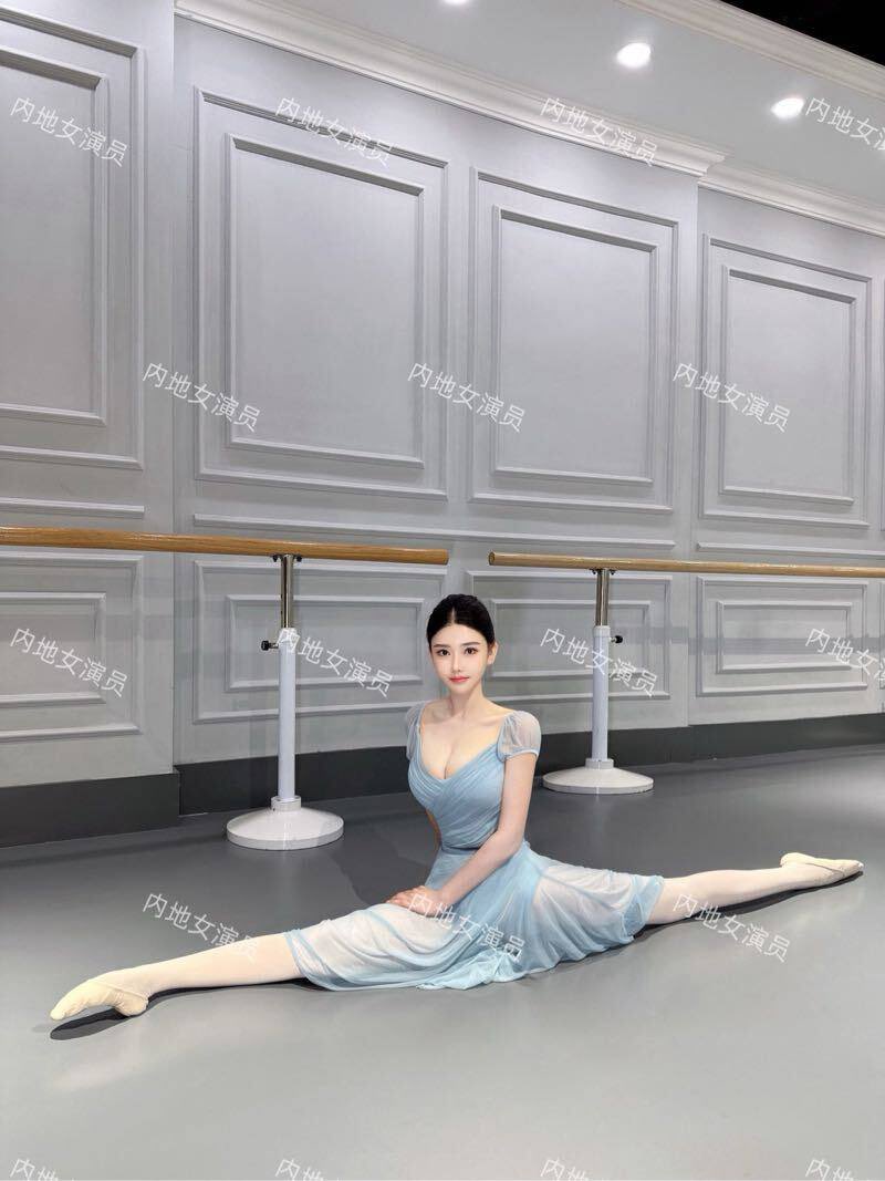 福利姬灵灵全球cos外围经济（全国独家资源）分享的黄推图片2 - 网红私拍内容