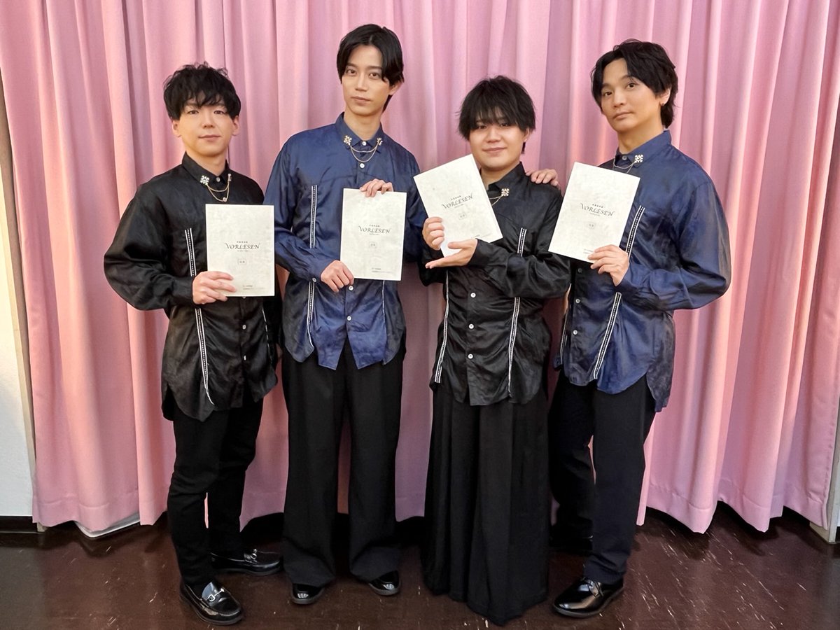 vorlesen_info's tweet photo. 熊本公演ご来場ありがとうございました🐻
#浅沼晋太郎,#高橋健介,#福原かつみ,#葉山翔太
ピアノ生演奏とともにお贈りした、シューマンとブラームスの物語、お楽しみいただけましたでしょうか？🎹
トークコーナーでは熊本トークや、花道も使うなど盛り上げて頂きました🕺

次回、大分公演お楽しみに
#速水奨,#井上喜久子,#浪川大輔,#野島健児,#野上翔,#石川界人

#フォアレーゼン
https://t.co/QcCU1SE5ec
https://t.co/w4P08o7klq
