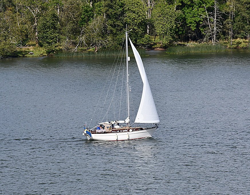 En sista segling för säsongen. På väg för uppläggning på hemmaplan i inlandet. Från att ha legat förtöjd för sommarseglingar vid Bohusläns kust.