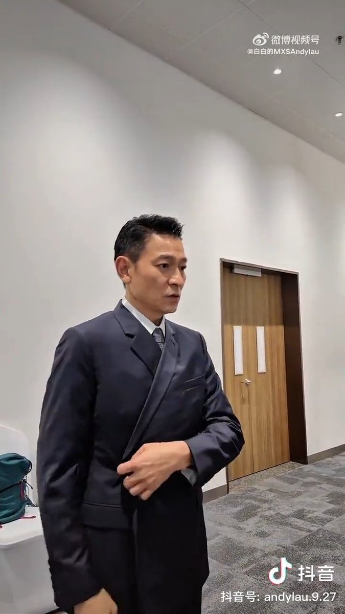 유덕화 슬리브가터 한 거 보일 때마다 대구리 빡빡깸.....셔츠가터 삭스가터까지 하고 있을 것 같은 느낌이 든단말이야 😇